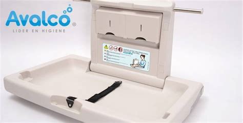 Esquema detallado de un mudador ergonómico con espacios de almacenamiento para artículos esenciales del bebé