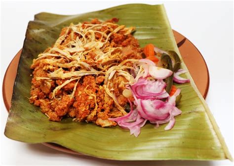 Fotografía o esquema de un Zacahuil tradicional servido sobre una mesa.