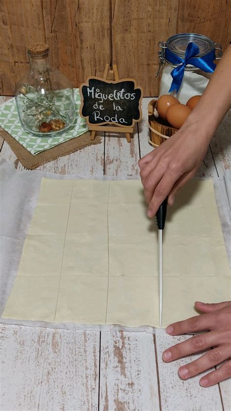 Galería de fotos mostrando las láminas de hojaldre recién horneadas