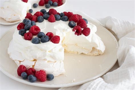 Imagen de una Pavlova decorada con crema y frutillas