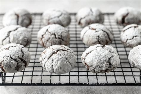 Galletas de nuez craqueladas recién horneadas y azucaradas