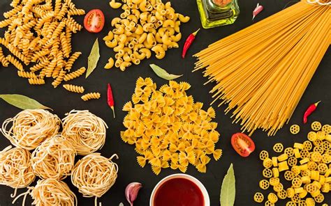 Collage de diferentes tipos de pastas y salsas veganas.