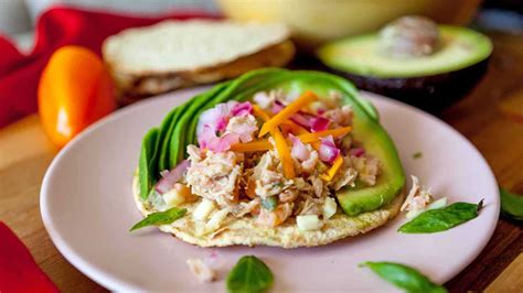 Tostadas de salpicón de atún con aguacate y verduras