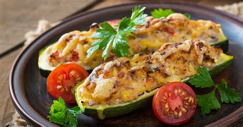 Plato de zapallos italianos rellenos con pollo y queso gratinado