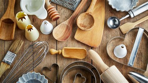 Foto: Cocina organizada con utensilios esenciales para repostería, destacando la limpieza y el orden.