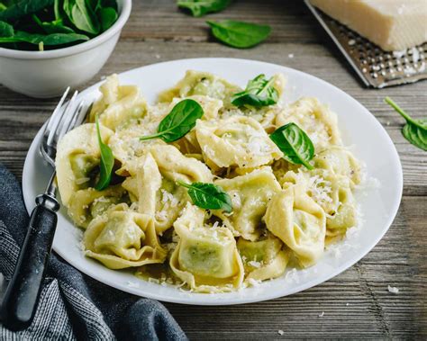 Tortellini de espinacas con salsa de mantequilla y salvia