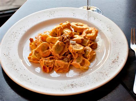 Tortellini de carne con salsa boloñesa