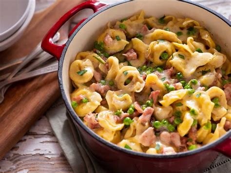 Tortellini con salsa de nata y jamón