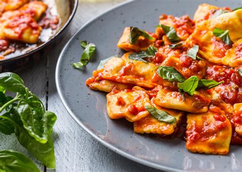 Raviolis con salsa de tomate y albahaca