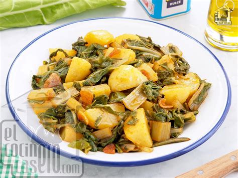 Fotografía de un plato terminado: acelgas rehogadas con ajo y jamón serrano, un plato tradicional y sencillo.