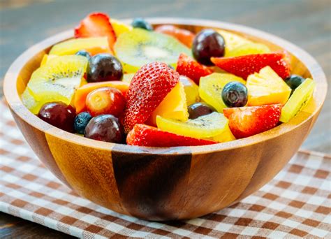 Ensalada de frutas colorida en un bol atractivo