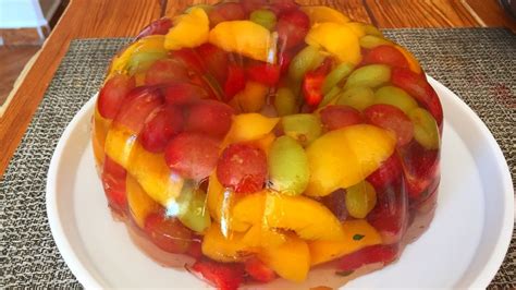 Gelatina de frutas transparente con trozos de fruta dentro