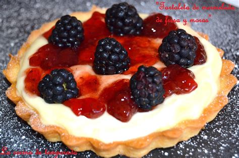 Tartaletas individuales con nata y moras y arándanos