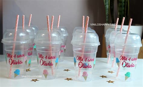Sorbete de sandía en vasos pequeños con cucharas