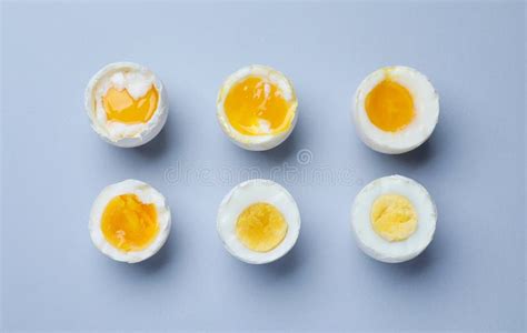 Imagen de huevos de salmón en diferentes etapas de desarrollo, incluyendo huevos con ojos