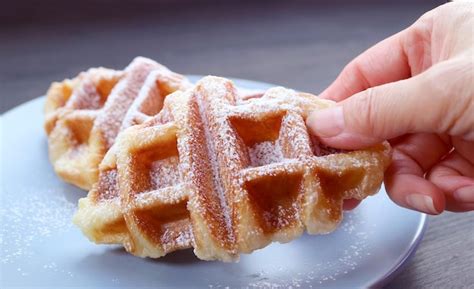 primer plano de un waffle dorado espolvoreado con azúcar y canela