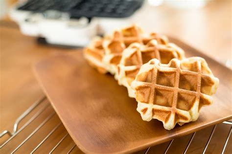 comparación visual entre un waffle tradicional y un waffle de queso