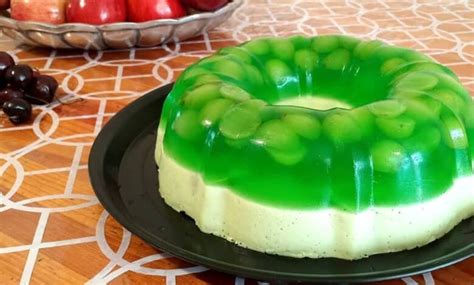 Postre de gelatina de limón con capas de galletas