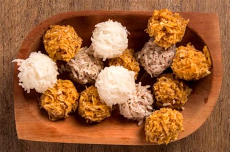 fotografía de las Super Cocadas Jumbo presentadas de forma atractiva, quizás junto a una bebida o en un entorno natural