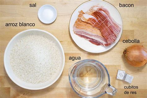 Infografía que muestra los ingredientes necesarios: espinacas, cilantro, cebolla, ajo, arroz y caldo.