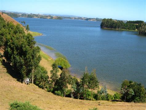 Fotografía aérea del Lago Budi en la Araucanía Costera de Chile, con paisajes rurales y comunidades Lafquenche