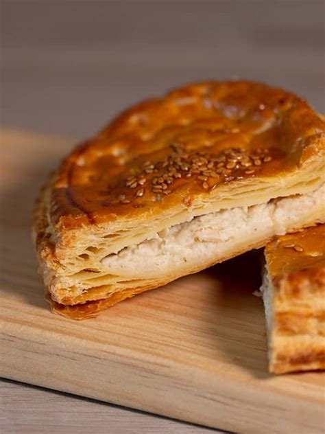 Empanada de pollo y bechamel cortada, mostrando el relleno cremoso