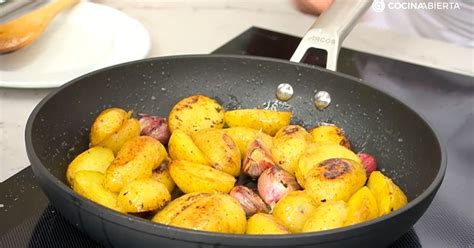 Patatas al ajo y limón recién hechas en una sartén