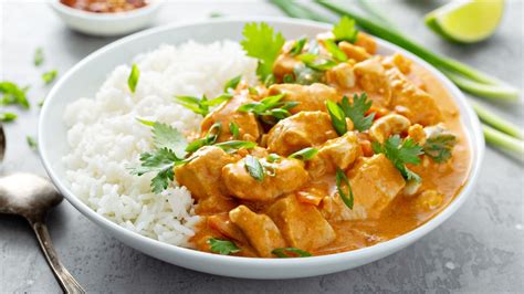 Collage de imágenes con diferentes platos preparados con curry: pollo al curry, arroz con curry, lentejas al curry, etc.
