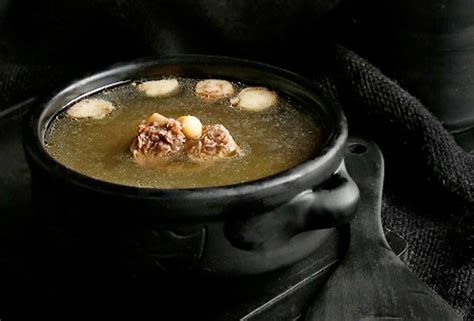 Esquema de los ingredientes principales: cebolla, caldo de ternera, pan tipo baguette y queso Gruyère.