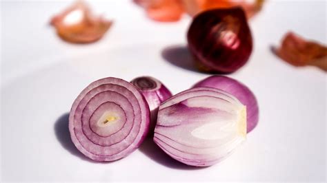 Fotografía comparativa de la cebolla cruda frente a la cebolla caramelizada en su punto óptimo de color tostado.