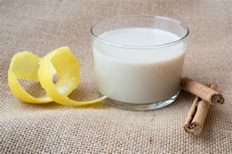 Infografía paso a paso mostrando la infusión de la leche con canela y limón seguida de la incorporación del espesante.