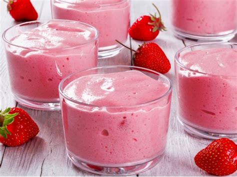 mousse de fresas y queso fresco decorada