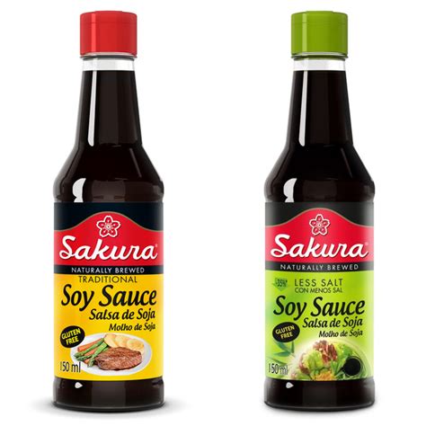 Botellas de salsa de soja de diferentes marcas y tipos, incluyendo clara y oscura.