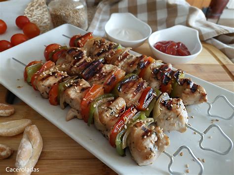 Brochetas de pollo y salmón marinadas en salsa teriyaki, listas para la parrilla.