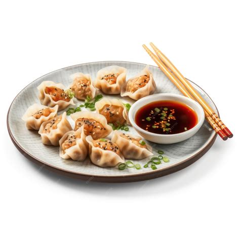 Botella de salsa Sriracha junto a unos dumplings y un plato de noodles.