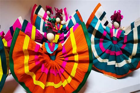 Detalle de artesanías mexicanas elaboradas con hojas de maíz secas (totomoxtle), como figuras y canastos.