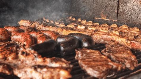 Plato de asado argentino con chorizos y carnes a la parrilla