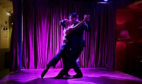 Show de tango en restaurante, con parejas bailando