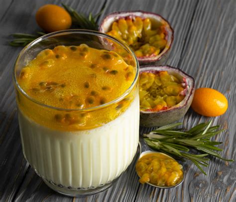 Fotografía profesional de un cupcake decorado con crema de maracuyá y semillas frescas como decoración.