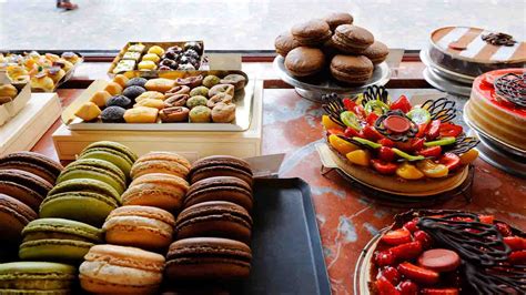 Galería de postres variados como galletas, donas, y otros dulces, sugiriendo la aplicabilidad de las técnicas aprendidas.