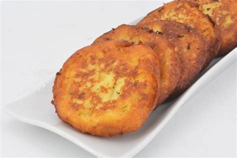 Fotografía de tortitas de queso fresco doradas y crujientes, servidas con frutos rojos.