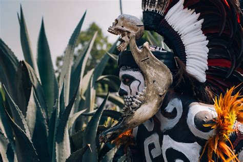 Representación artística de un tocado ceremonial azteca adornado con palomitas de maíz.