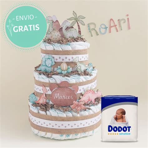 Esquema de una tarta de pañales de tres pisos decorada con cintas y accesorios infantiles.