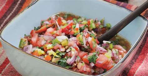 Fotografía de los ingredientes frescos del pebre dispuestos para su preparación.
