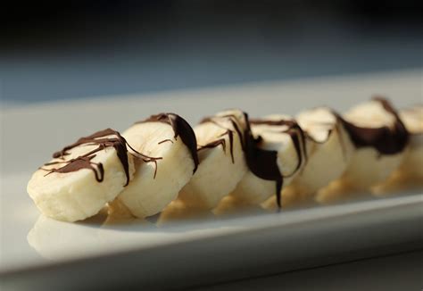 plátano con chocolate derretido