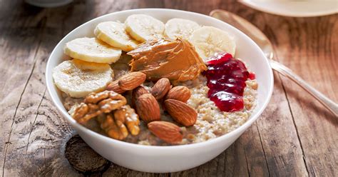 Tazón de avena humeante con agua hirviendo