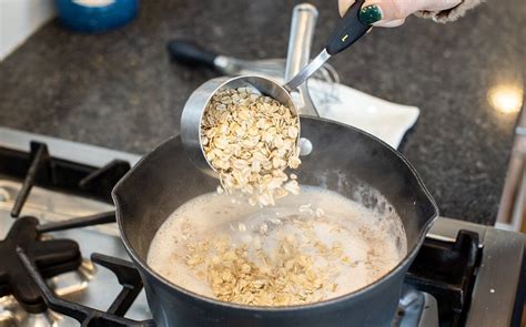 Olla con avena cocinándose en la estufa