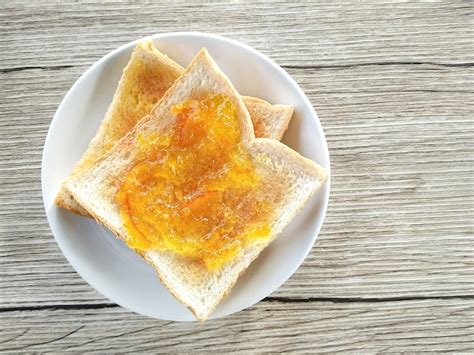 plato con mermelada de piña y mango servida sobre tostadas