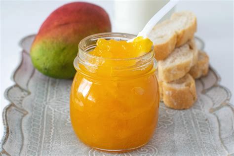 ingredientes para mermelada de mango y piña dispuestos en una mesa