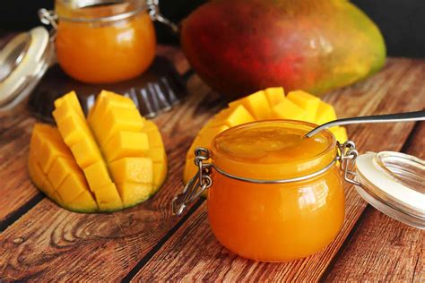 frascos de mermelada de mango casera listos para almacenar